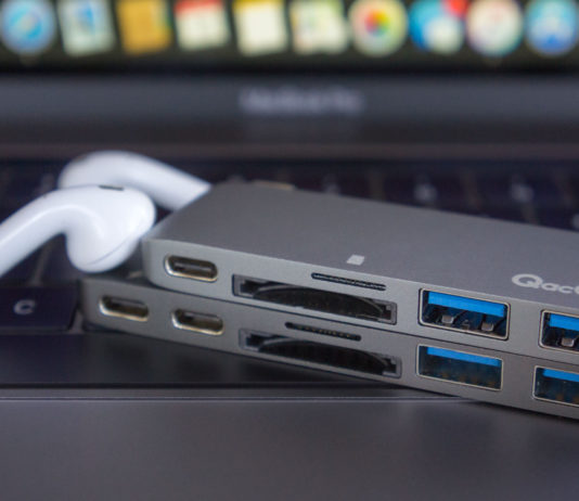 QacQoc USB-C Hub in zwei Varianten mit AirPods von Apple