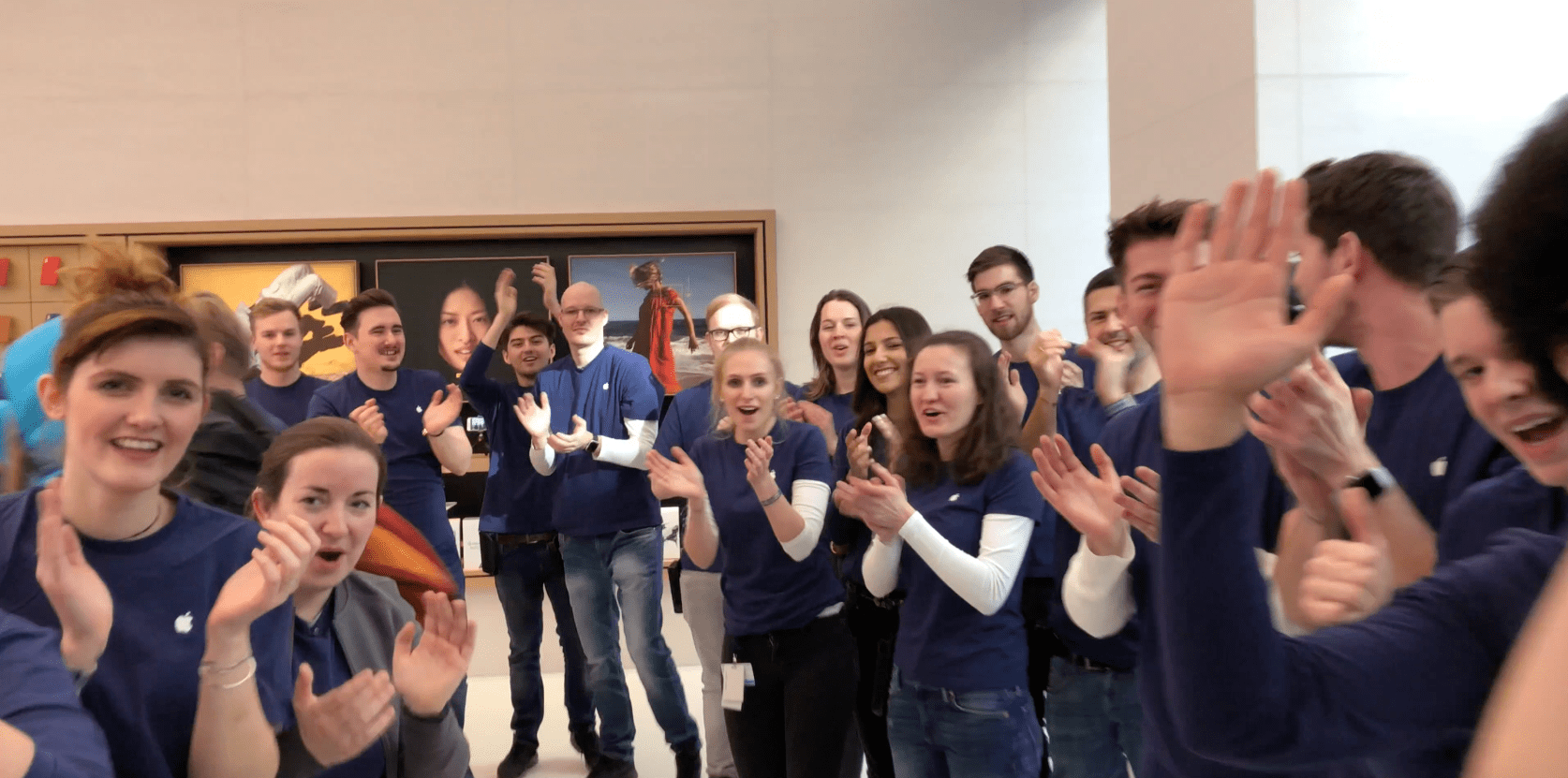 Applaudierende und strahlende Apple Mitarbeiter, Apple Store Kärntnerstraße, Wien, Grand Opening, Hack4Life, Fabian Geissler