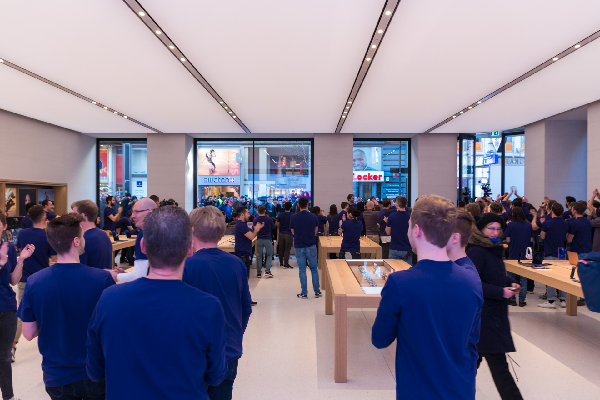 Mitarbeiter empfangen die Besucher, Apple Store Kärntnerstraße, Wien, Hack4Life, Grand Opening, Fabian Geissler