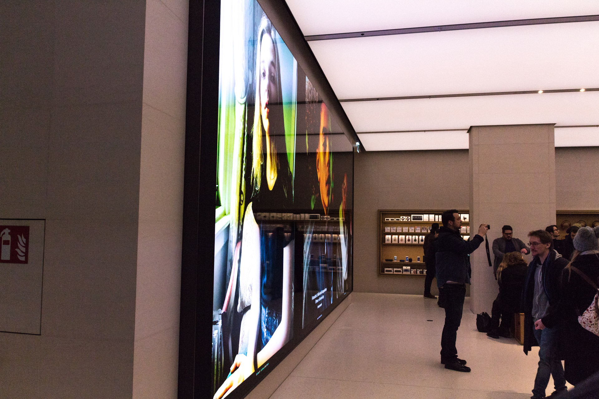 Der riesige 8k Bildschirm im Apple Store Kärntnerstraße, Wien, Grand Opening, Geheimnis, Hack4Life, Fabian Geissler