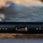CellBee Hülle für das iPhone 11 Pro Max im Test, Schwarz, Hack4Life, Fabian Geissler, Metalltisch, Spiegelung im iPhone