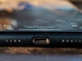 CellBee Hülle für das iPhone 11 Pro Max im Test, Schwarz, Hack4Life, Fabian Geissler, Metalltisch, Spiegelung im iPhone