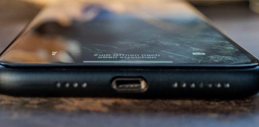 CellBee Hülle für das iPhone 11 Pro Max im Test, Schwarz, Hack4Life, Fabian Geissler, Metalltisch, Spiegelung im iPhone