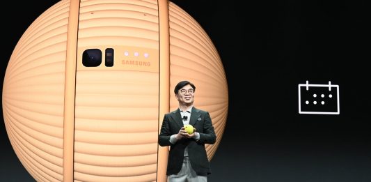 Samsungs CEO präsentiert Ballie / Bild: Samsung, Hack4Life, Fabian Geissler, Samsung Roboter, Ballie, Sicherheit, Überwachung mit Robotern, Zukunftselektronik, CES, Las Vegas, CES2020