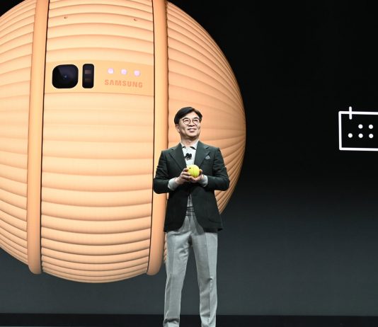 Samsung stellt Ballie (Roboter) vor: Überwachung als Spielzeug Samsungs CEO präsentiert Ballie / Bild: Samsung, Hack4Life, Fabian Geissler, Samsung Roboter, Ballie, Sicherheit, Überwachung mit Robotern, Zukunftselektronik, CES, Las Vegas, CES2020
